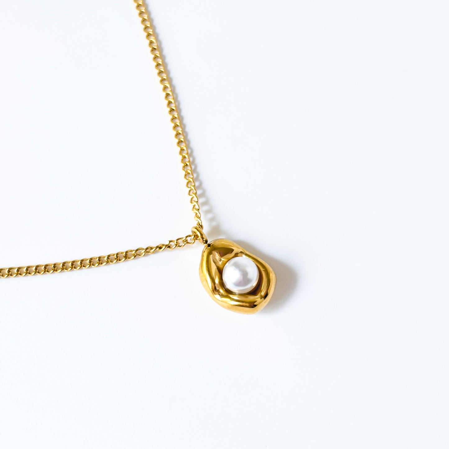 Shella Pearl Necklace